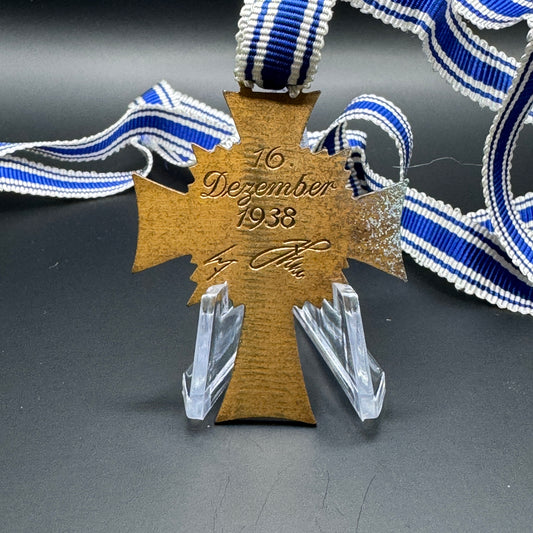 WW2 original artifact – Mutter Kreuz Bronze – interior detail