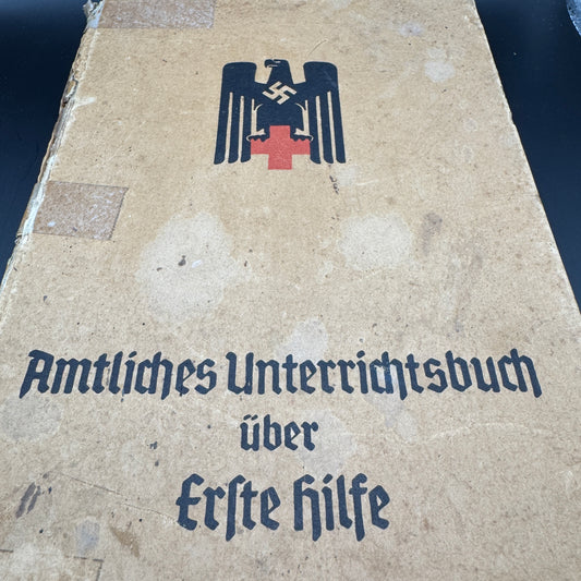 WW2 original artifact – Amtliches Unterrichtbuch über Erste Hilfe 1943 – interior detail