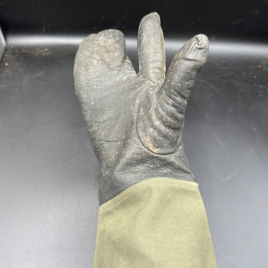 WW2 original artifact – Wehrmacht Kradmelder glove Right – interior detail