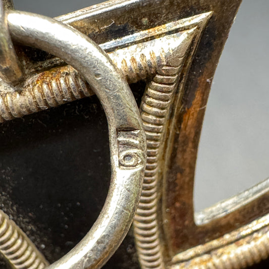 WW2 original artifact – Eiserne Kreuz 2 76 Ernst L. Müller – interior detail