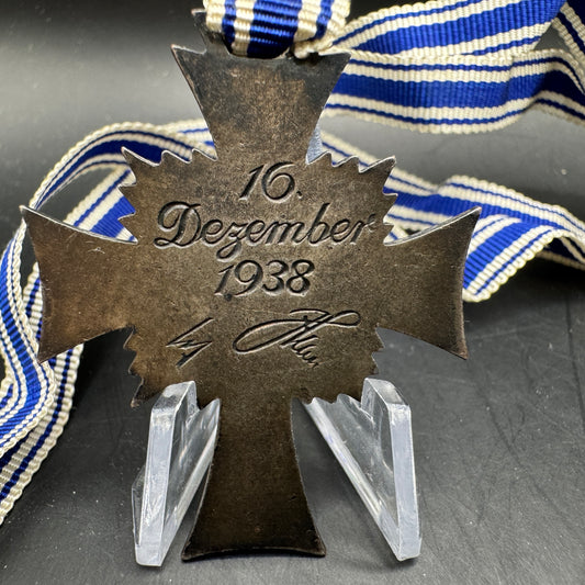 WW2 original artifact – Ehrenkreuz der Deutschen Mutter Mutterkreuz in Silber – interior detail