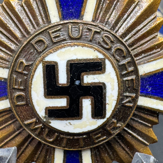 WW2 original artifact – Mutter Kreuz Bronze – interior detail