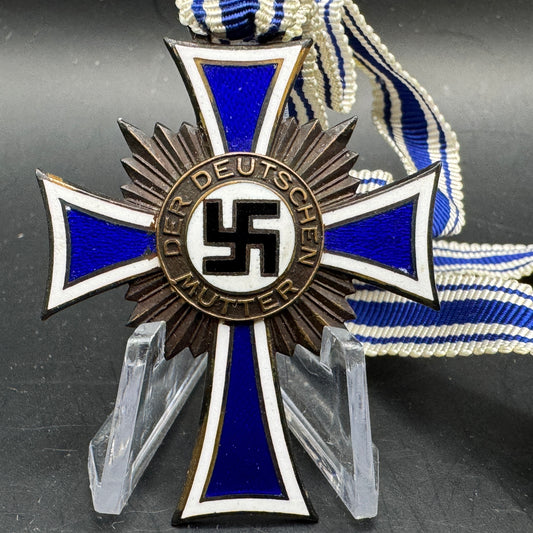 WW2 original artifact – Ehrenkreuz der Deutschen Mutter Mutterkreuz in bronze with pouch – interior detail