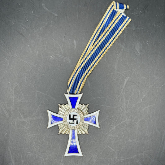 WW2 original artifact – Ehrenkreuz der Deutschen Mutter Mutterkreuz in Silber – interior detail