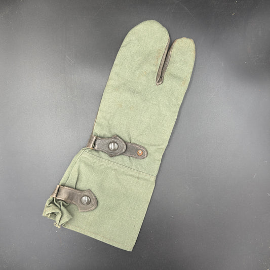 WW2 original artifact – Wehrmacht Kradmelder glove Left 1942 – interior detail