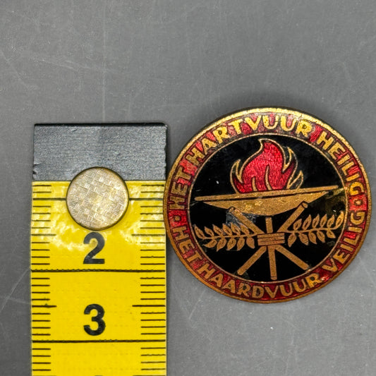 WW2 original artifact – NSVO 'Het hartvuur heilig - Het haardvuur veilig' Badge – interior detail