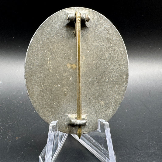 WW2 original artifact – Verwundeten Abzeichen Silber (Silver Wound Badge) – interior detail