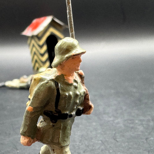 WW2 original artifact – Lineol WW2 toy German soldiers + guard house (4cm version) – interior detail