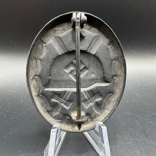WW2 original artifact – Verwundeten Abzeichen Black – interior detail