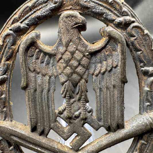 WW2 original artifact – Allgemeines Sturmabzeichen hollow without the pin – interior detail