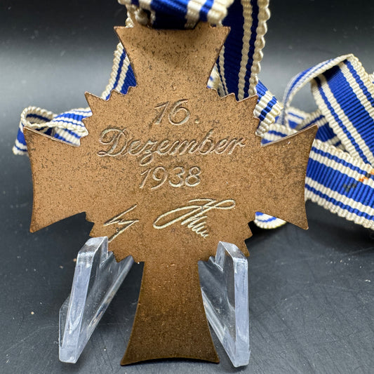 WW2 original artifact – Ehrenkreuz der Deutschen Mutter Mutterkreuz in Bronze – interior detail
