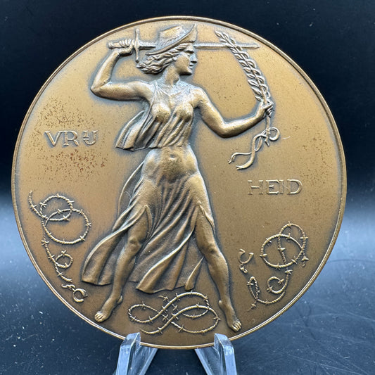 WW2 original artifact – Commemorative Table Medal For Liberation From German Occupation, May 5, 1945 – interior detail