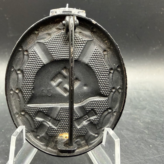 WW2 original artifact – Verwundeten Abzeichen (VWA) Schwarz 65 Klein & Quenzer – interior detail