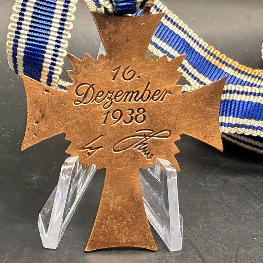 WW2 original artifact – Mutter Kreuz Bronze – interior detail