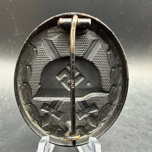 Rear view showing wrap around oval hinge and question mark catch