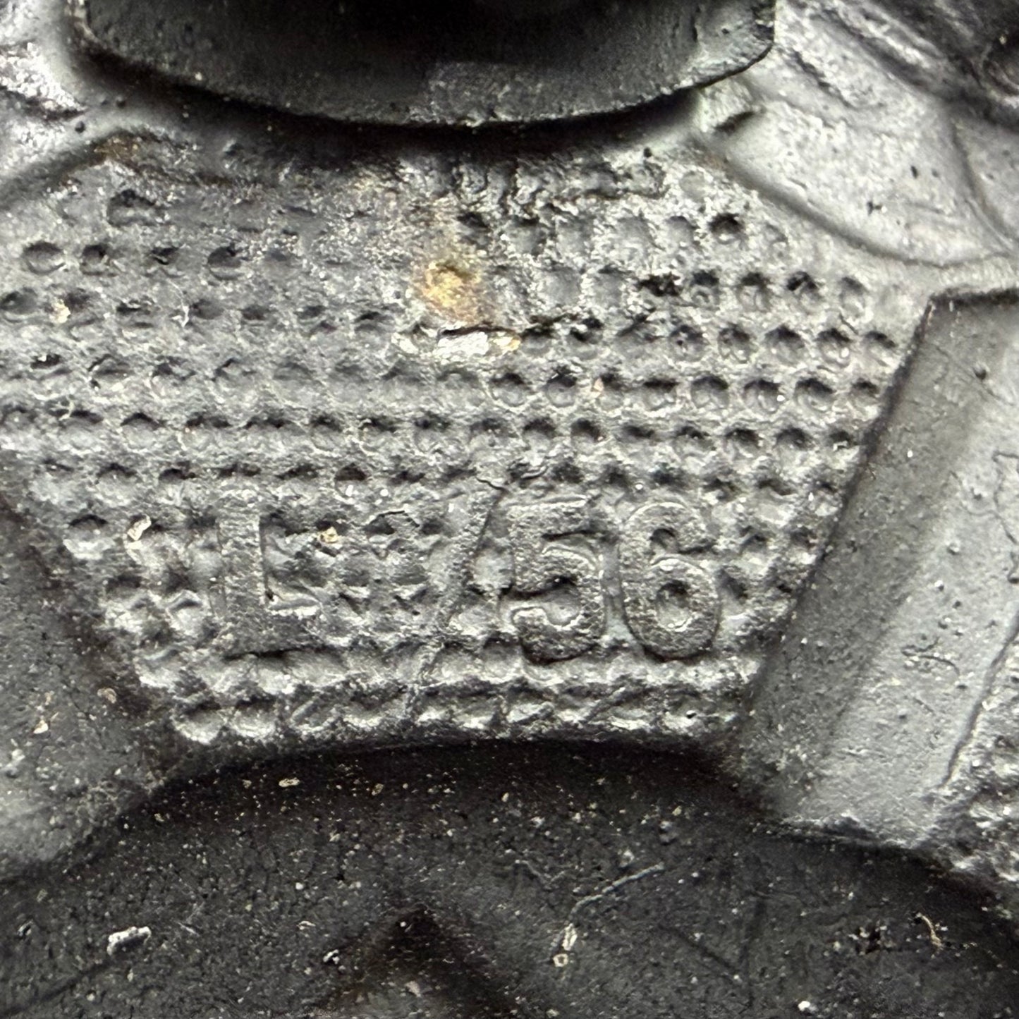 Close-up of reverse numbering on L/56 Verwundetenabzeichen