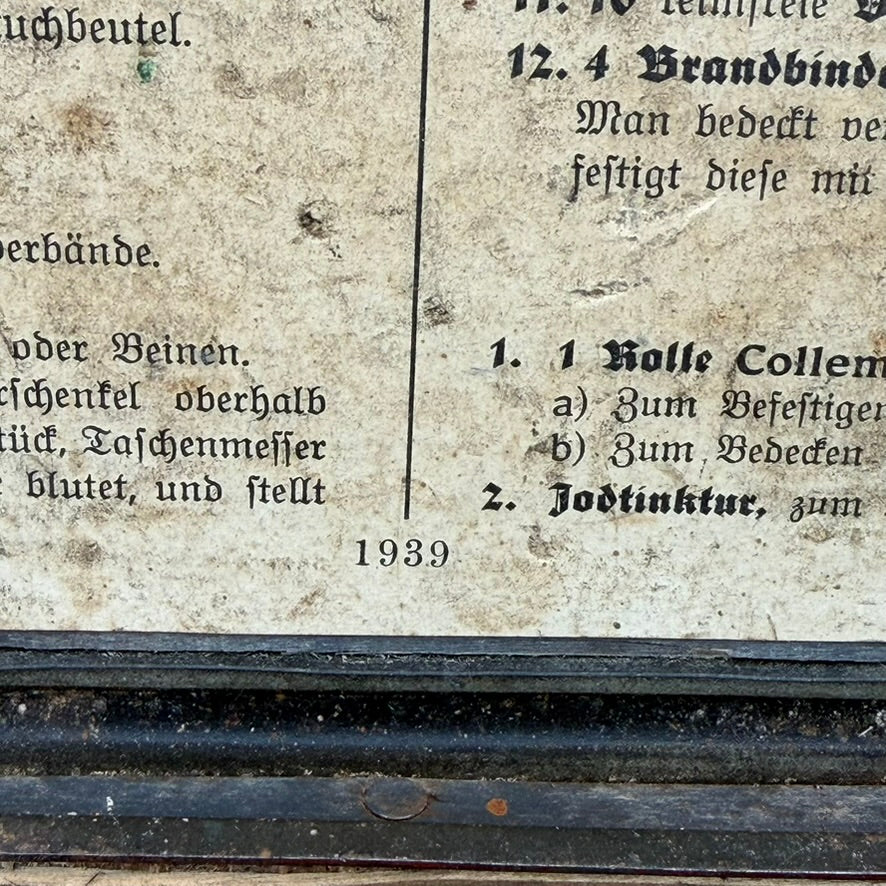 Close-up of 1939 dated German medical instruction label inside first aid box