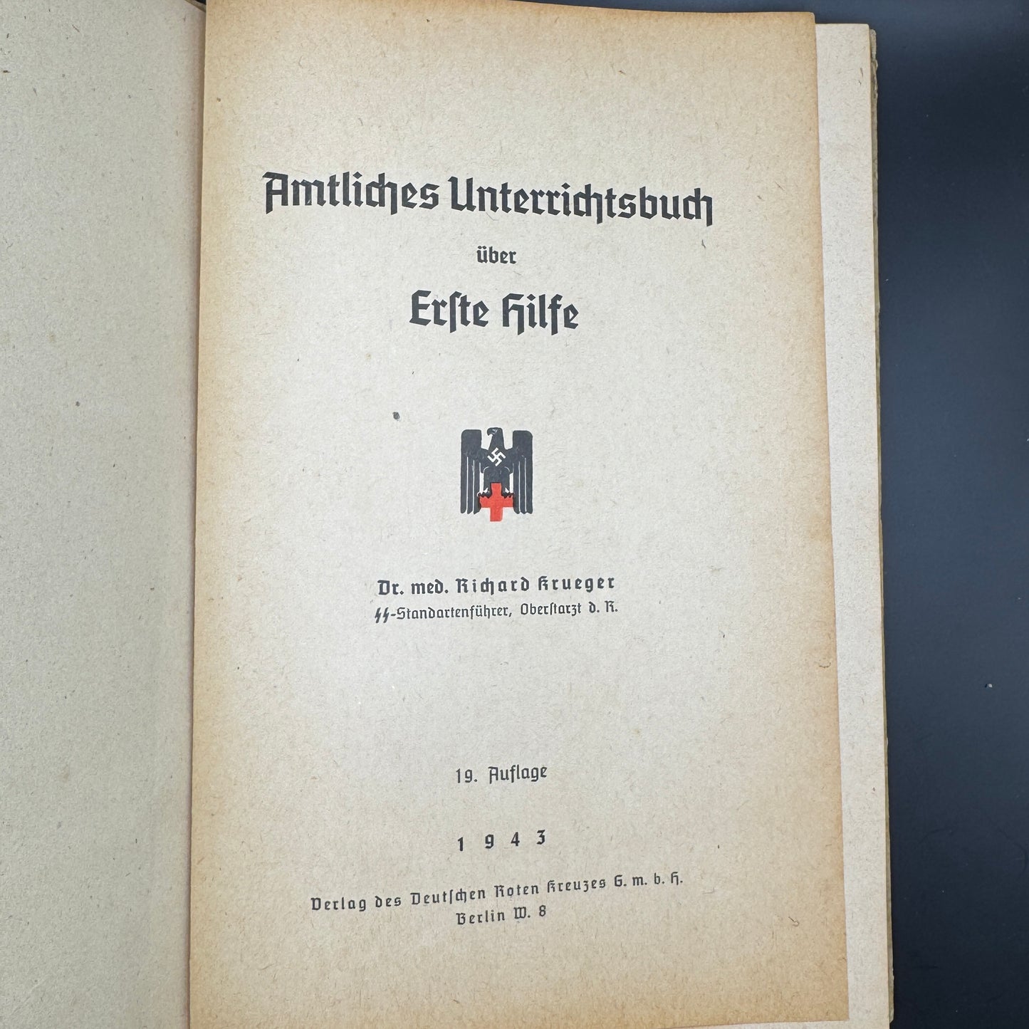 WW2 original artifact – Amtliches Unterrichtbuch über Erste Hilfe 1943 – interior page
