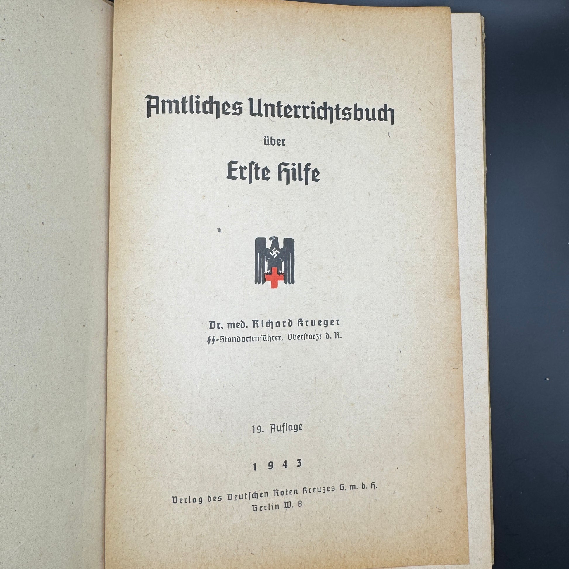 WW2 original artifact – Amtliches Unterrichtbuch über Erste Hilfe 1943 – interior page