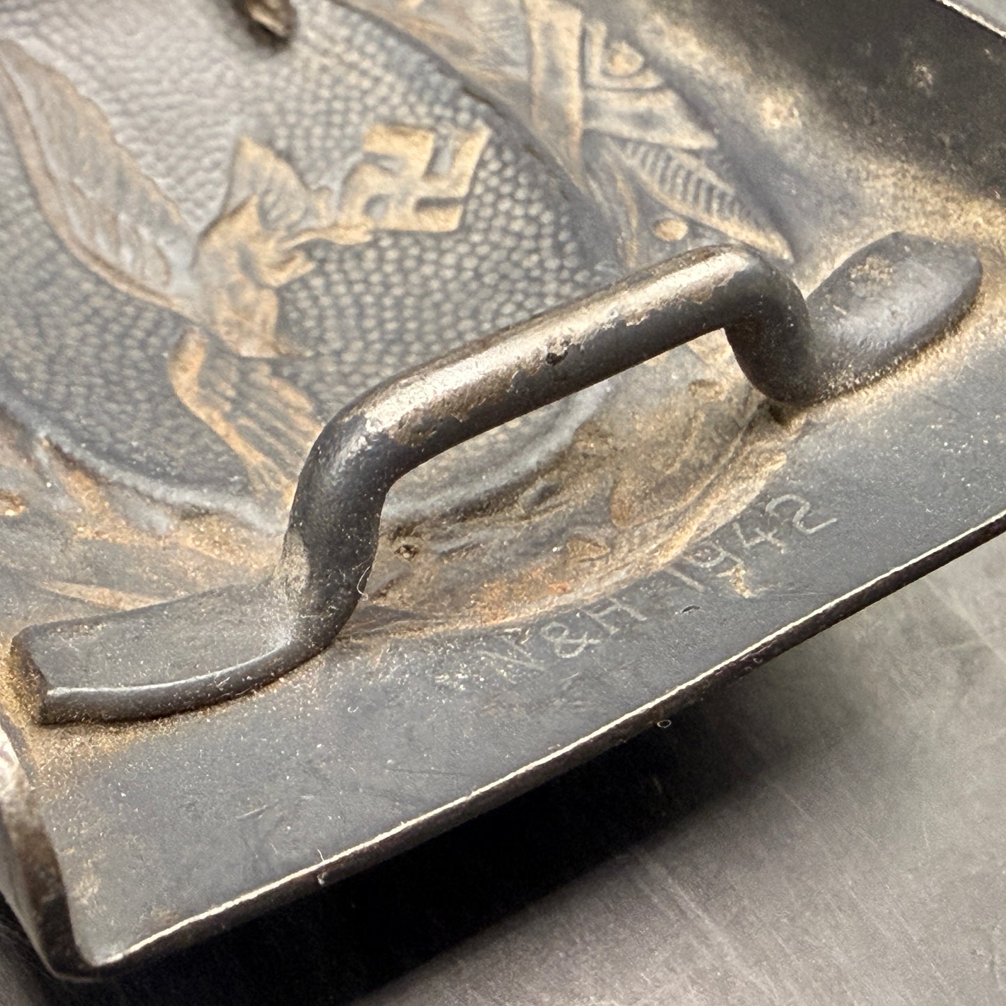 WW2 original artifact – Luftwaffe steel belt buckle by Noelle & Hueck 1942 – interior page