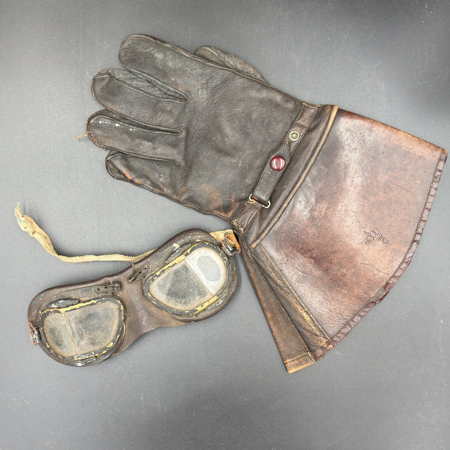 WW2 original artifact – Exclusive: RAF pilot goggles and glove / Captured Near Overloon – AxisArtifacts