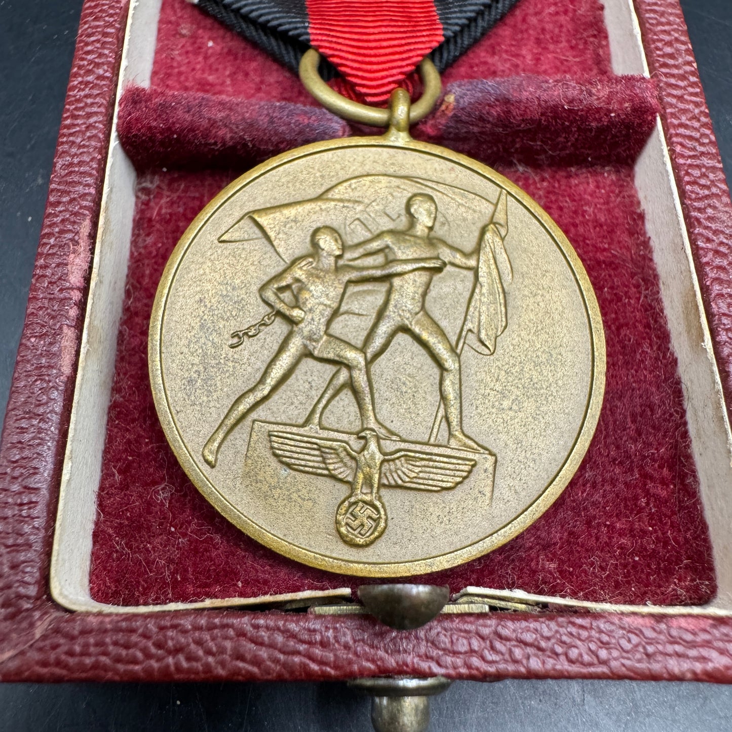 WW2 original artifact – Anschluss medal Sudetenland Cased – interior detail