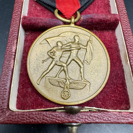 WW2 original artifact – Anschluss medal Sudetenland Cased – interior detail