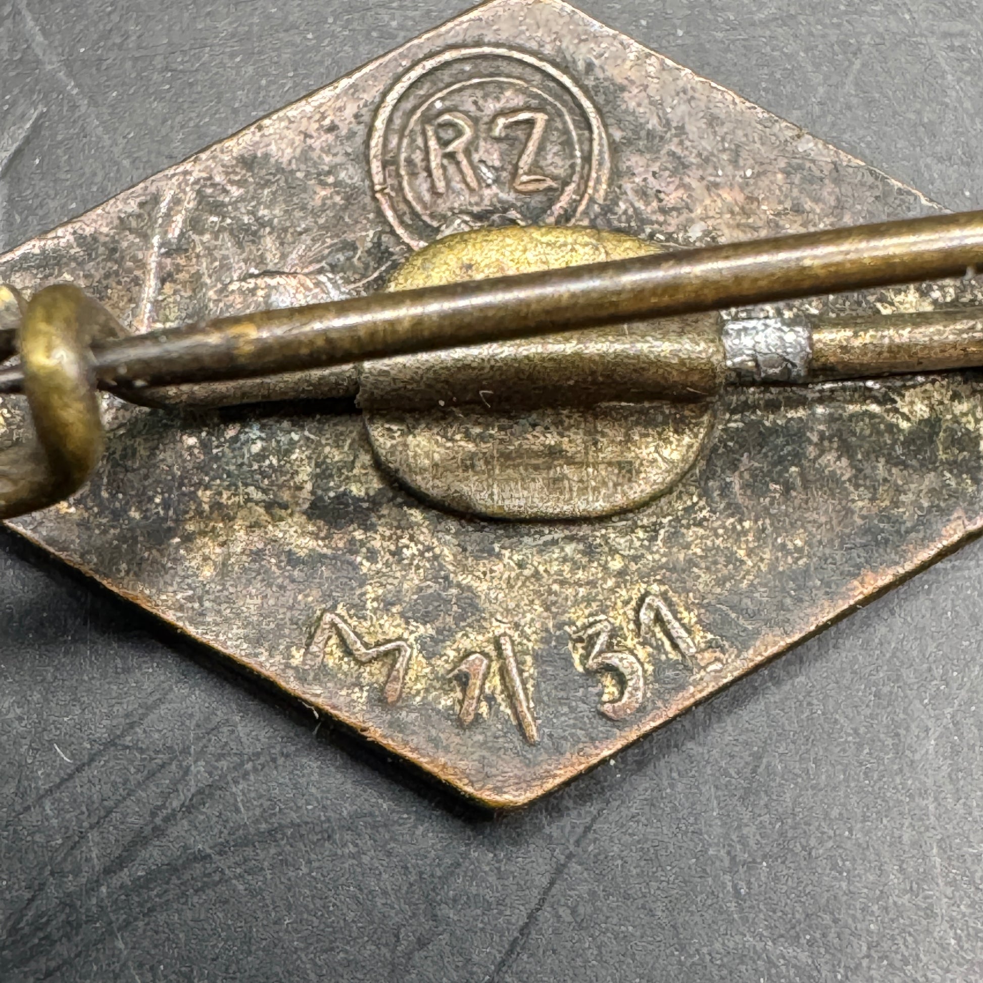 WW2 original artifact – Hitler Jugend cap badge M1/31 – interior page