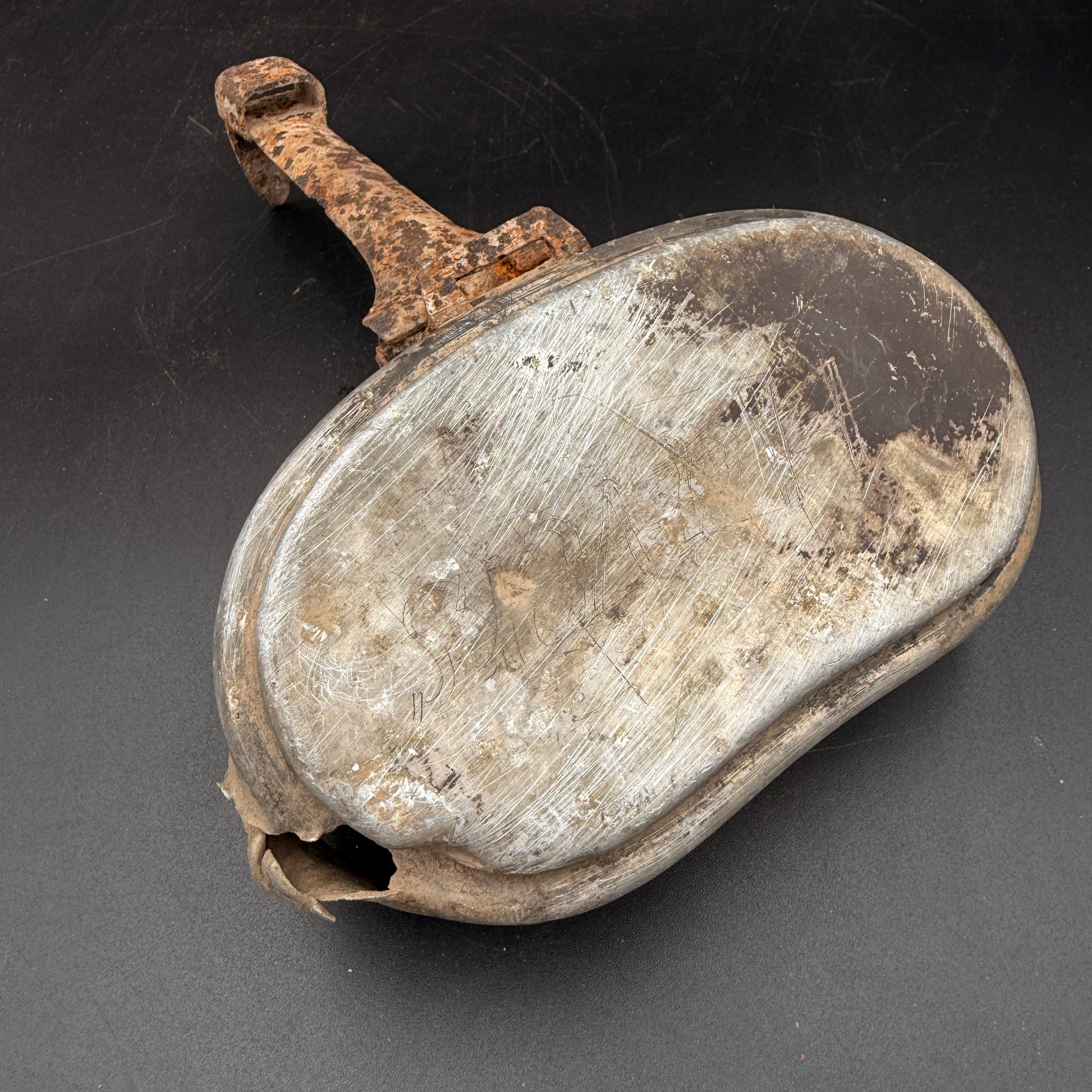 WW2 original artifact – German messkit lid with inscription"Huvers" – AxisArtifacts