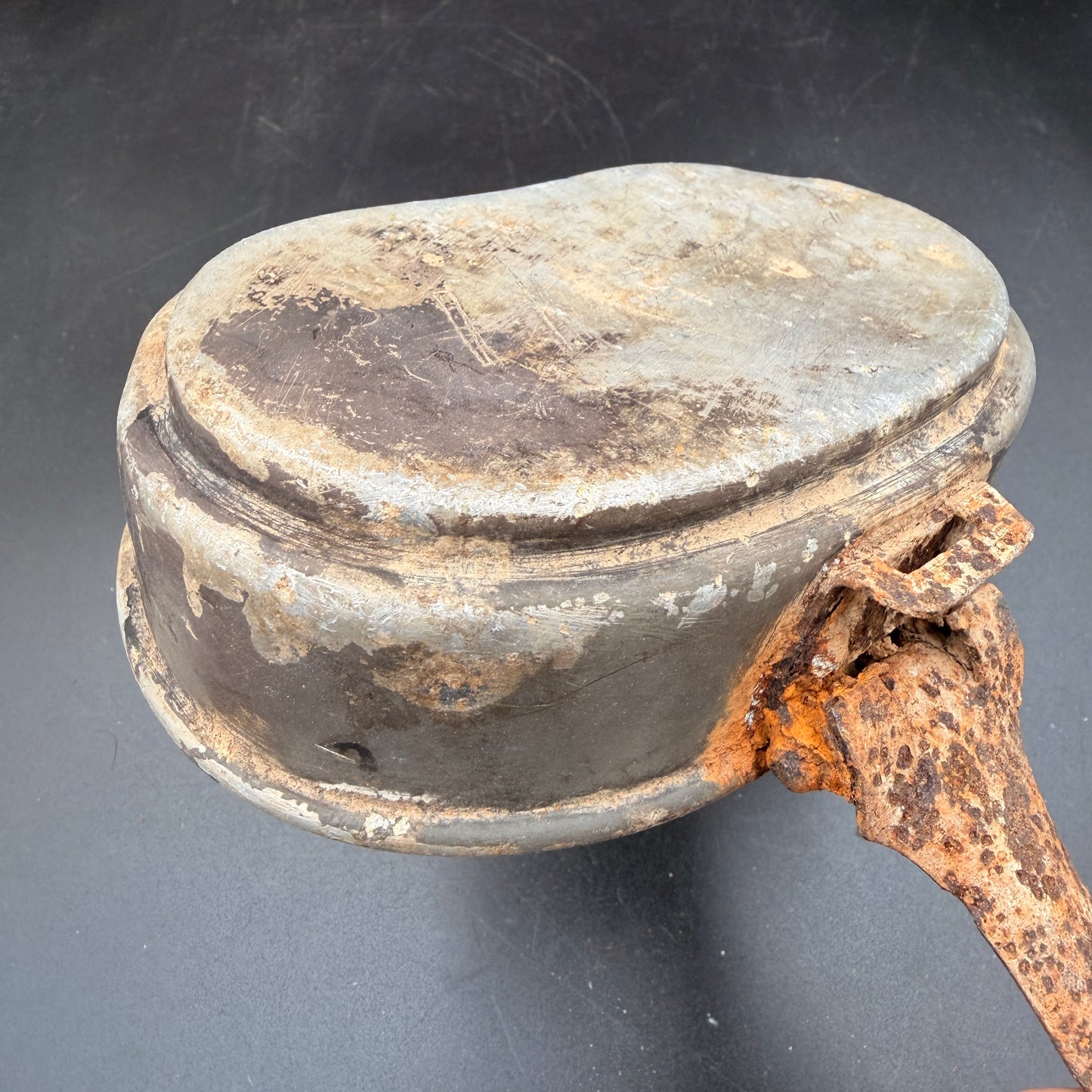 WW2 original artifact – German messkit lid with inscription"Huvers" – interior page