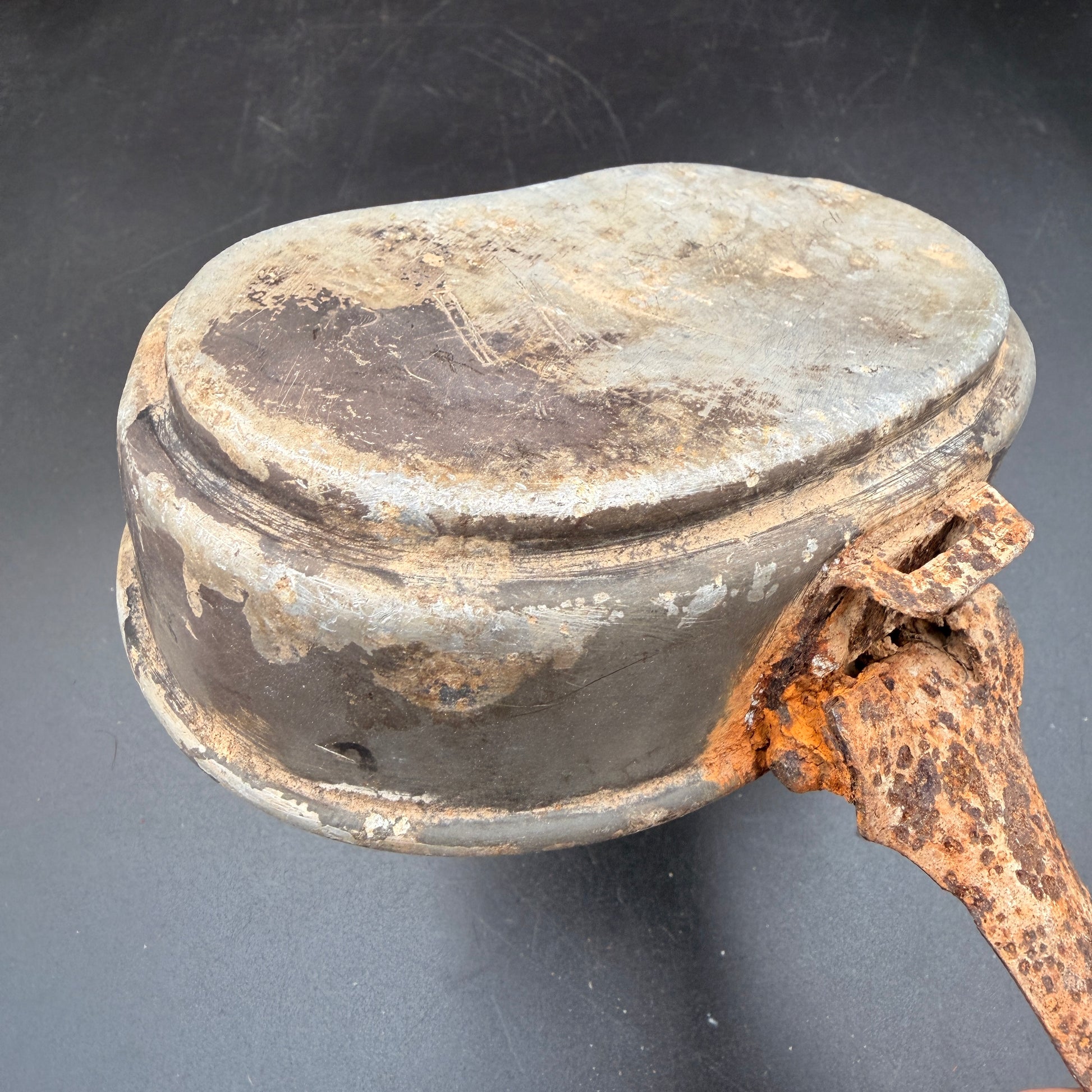 WW2 original artifact – German messkit lid with inscription"Huvers" – interior page