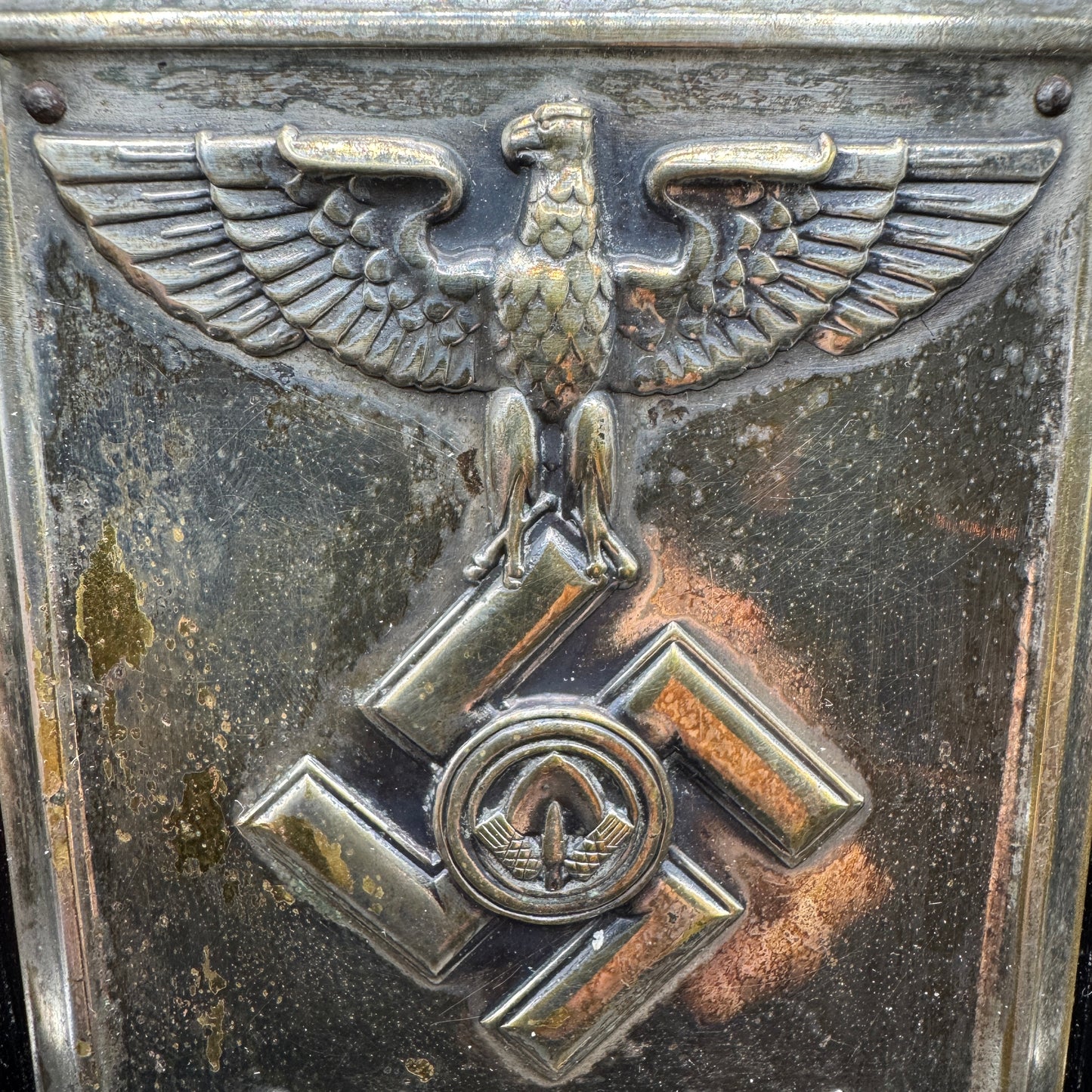 WW2 original artifact – Reichsarbeitsdienst (RAD) Arbeit Adelt plakette from RAD Ortsgruppe 4/77 Morsum – interior detail