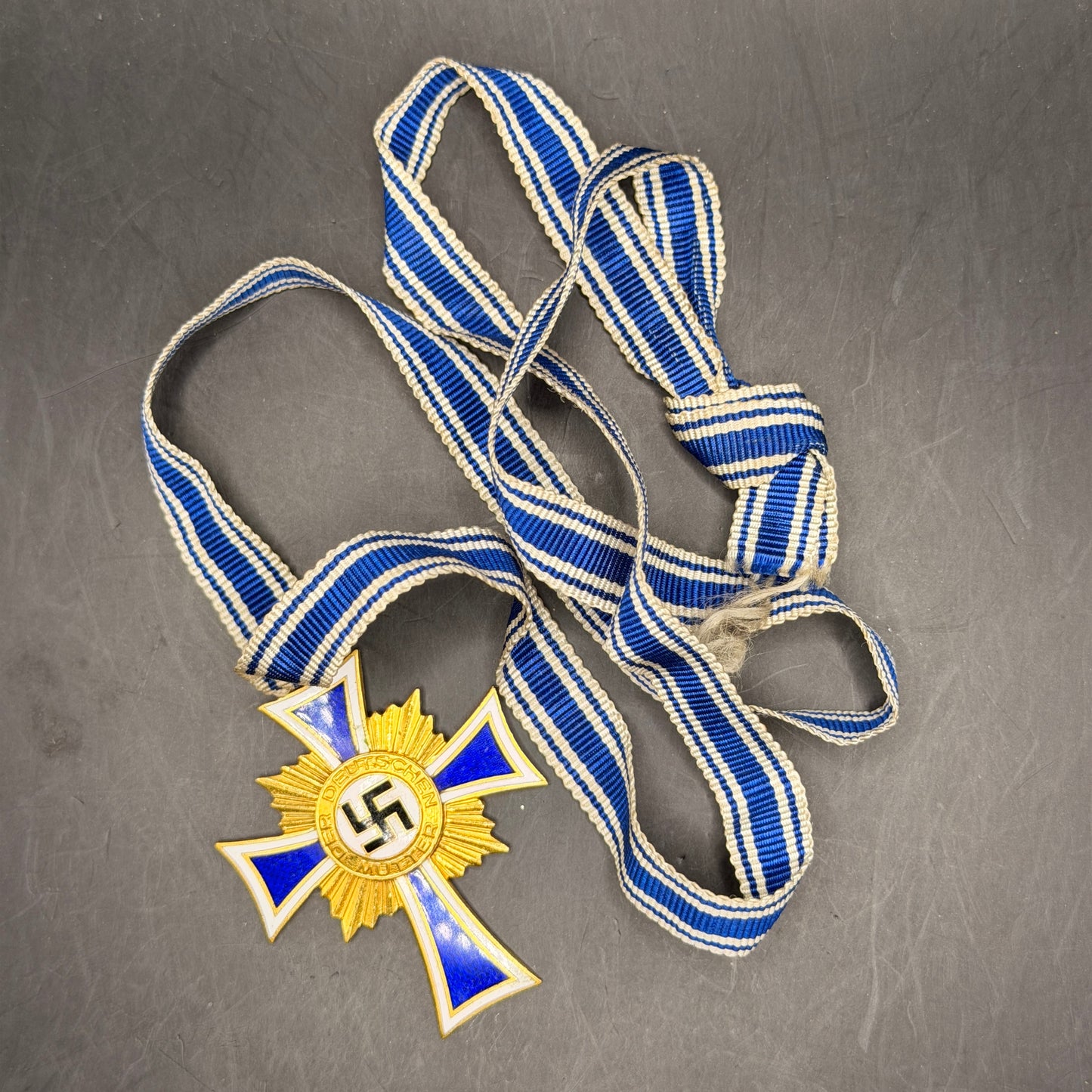 WW2 original artifact – Mutter Kreuz Gold – interior detail