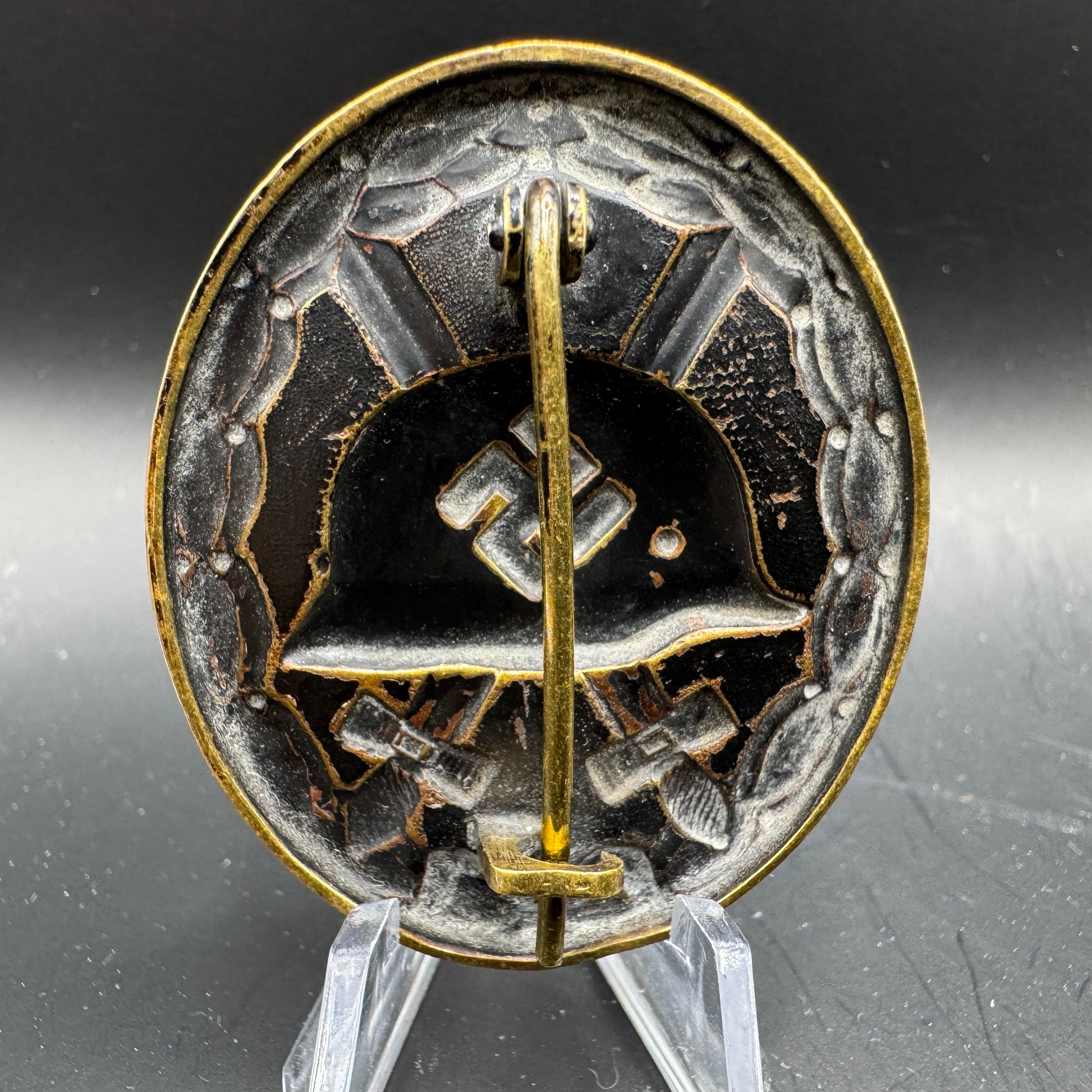WW2 original artifact – Verwundeten Abzeichen (VWA) Schwarz – interior detail