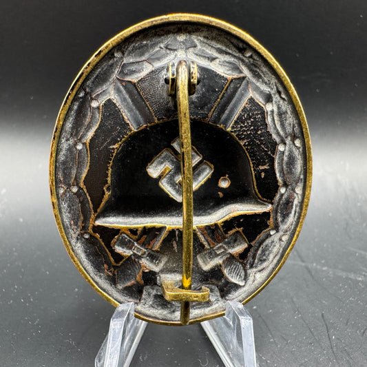 WW2 original artifact – Verwundeten Abzeichen (VWA) Schwarz – interior detail