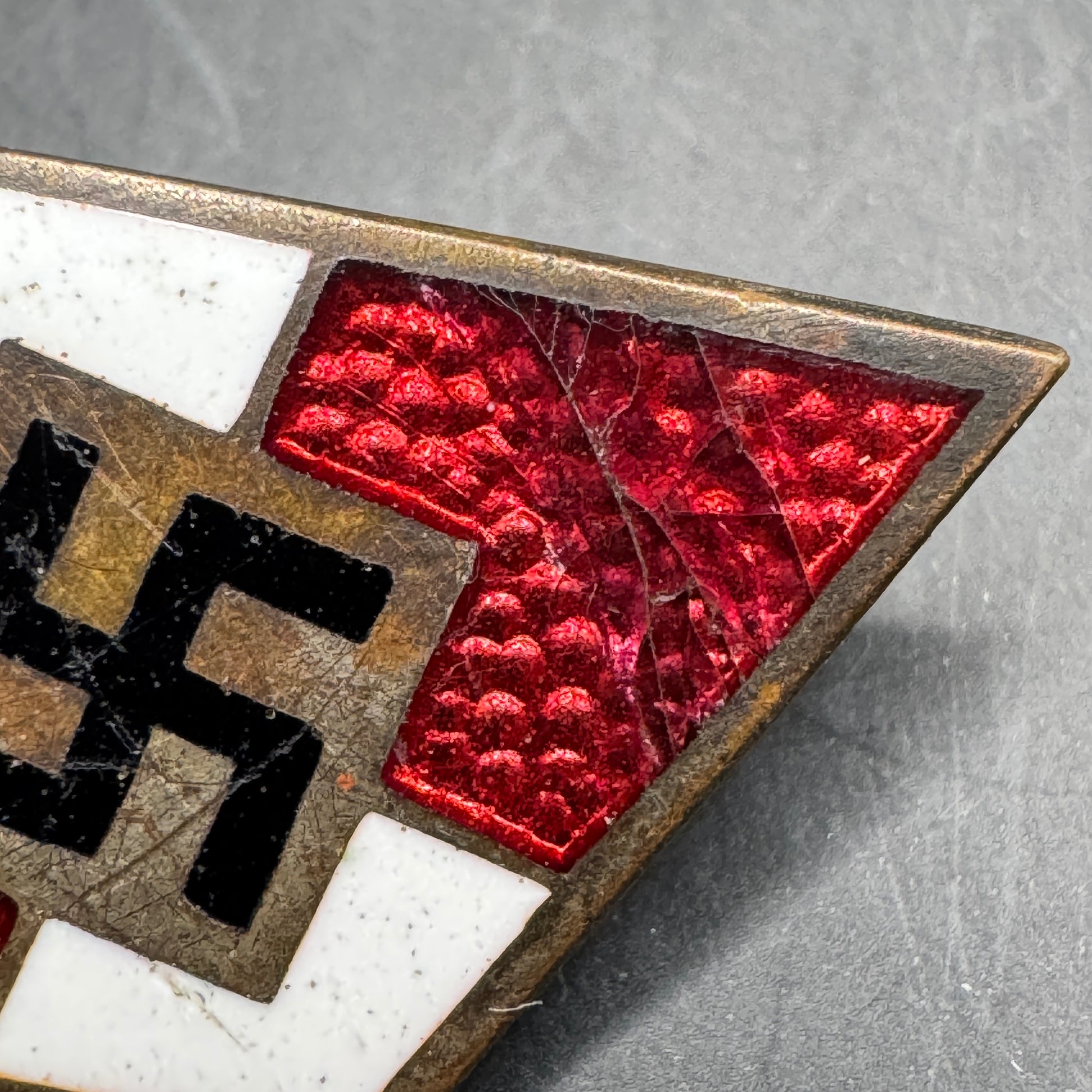 WW2 original artifact – Hitler Jugend cap badge M1/31 – interior page