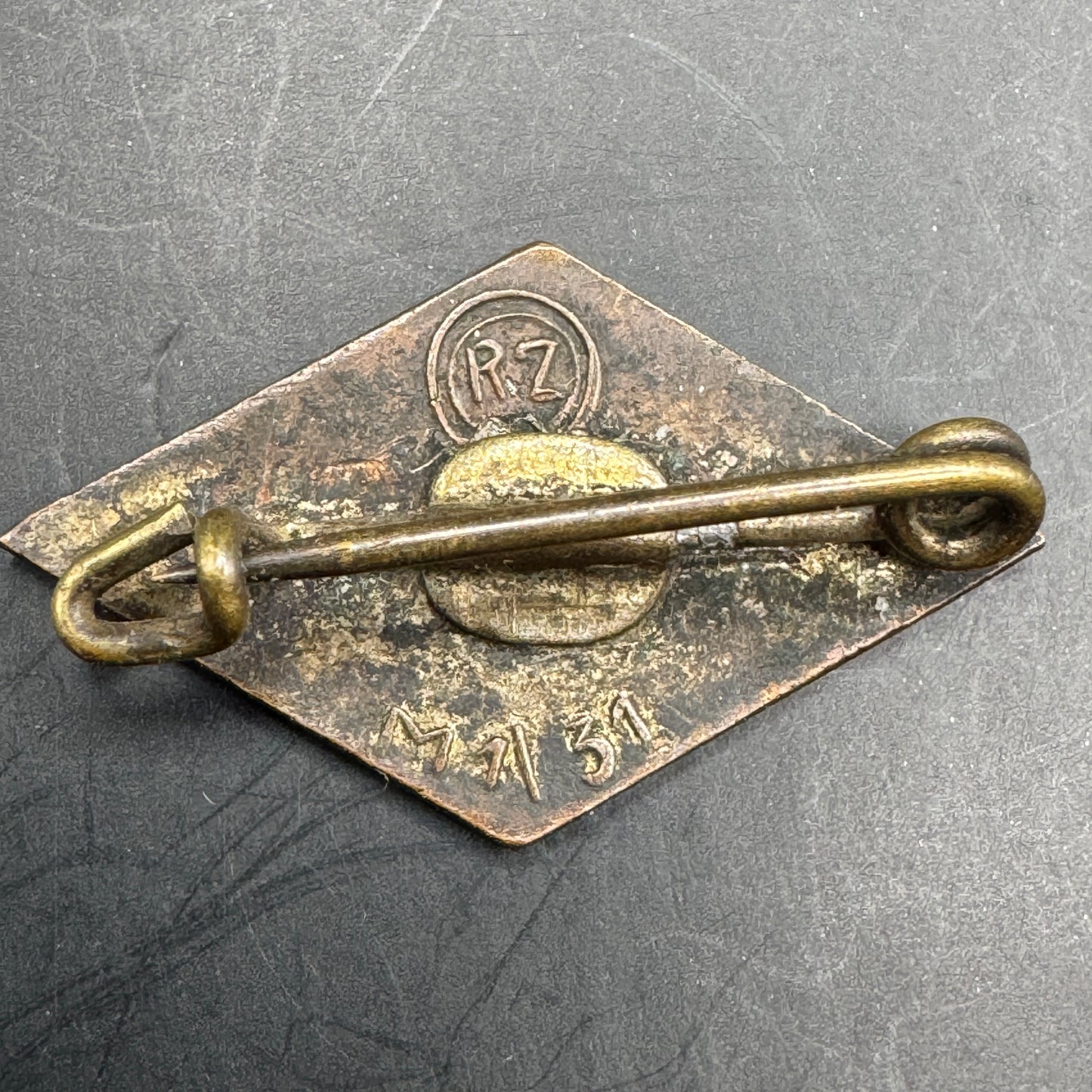 WW2 original artifact – Hitler Jugend cap badge M1/31 – interior detail