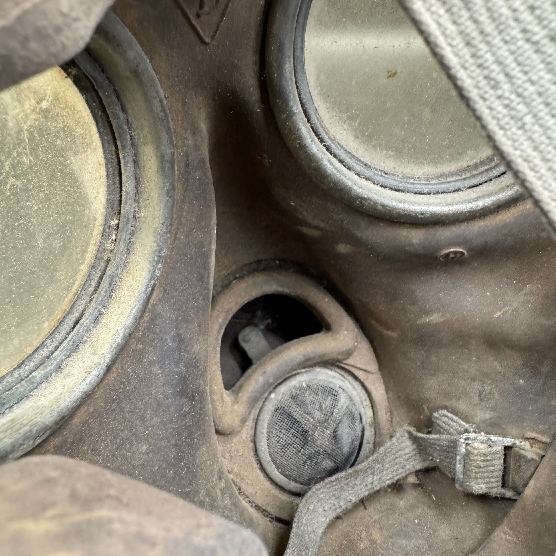 WW2 original artifact – German Gassmask with canister – interior page