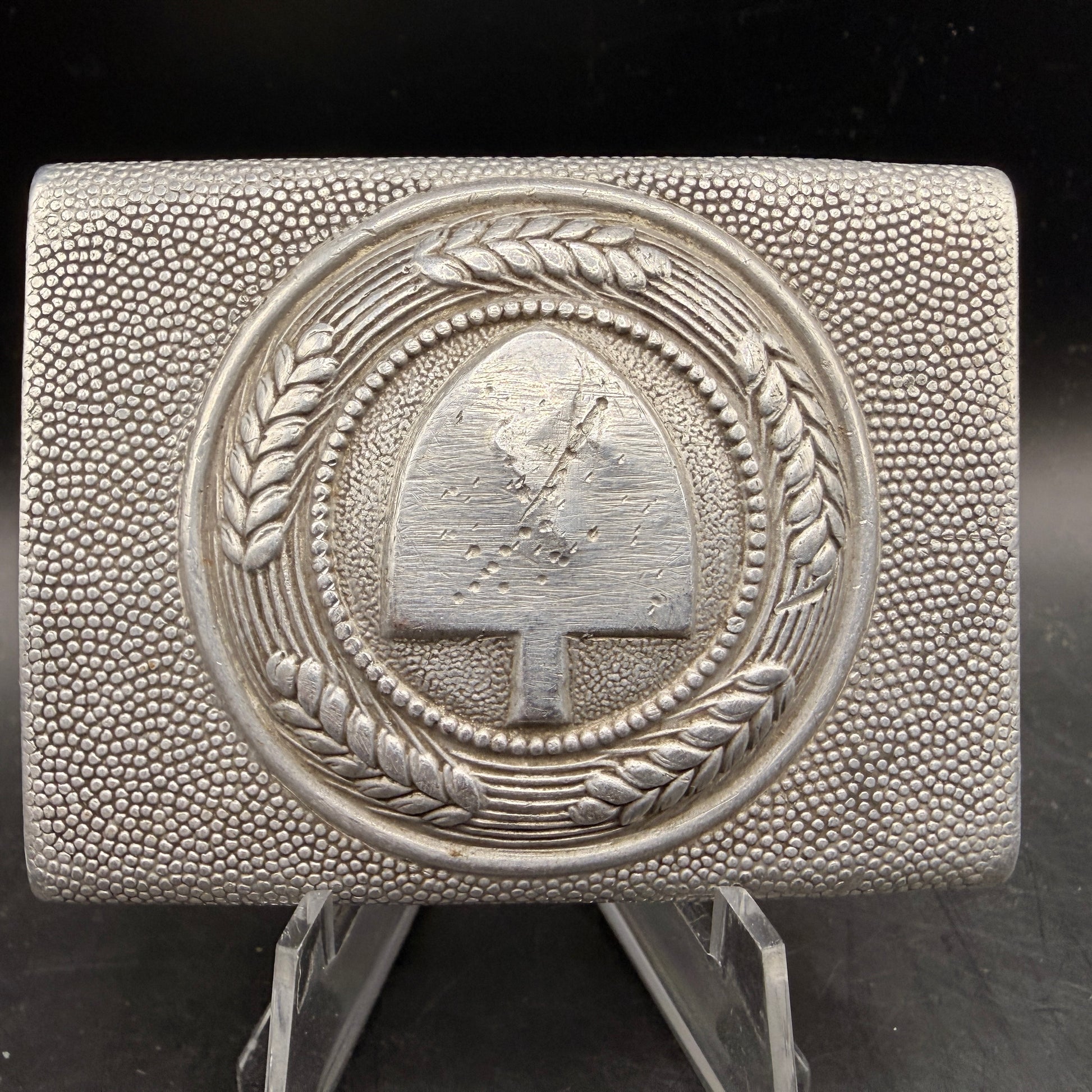 WW2 original artifact – Denazified RAD Belt Buckle (Herman Aurich 1937) with Original 95 cm Leather Belt – interior detail