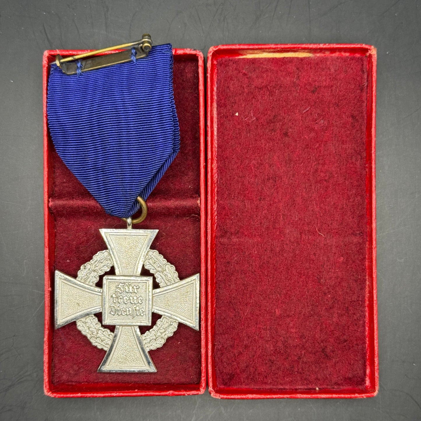 WW2 original artifact – 25 Jahre Treue Dienste im Etui – interior detail