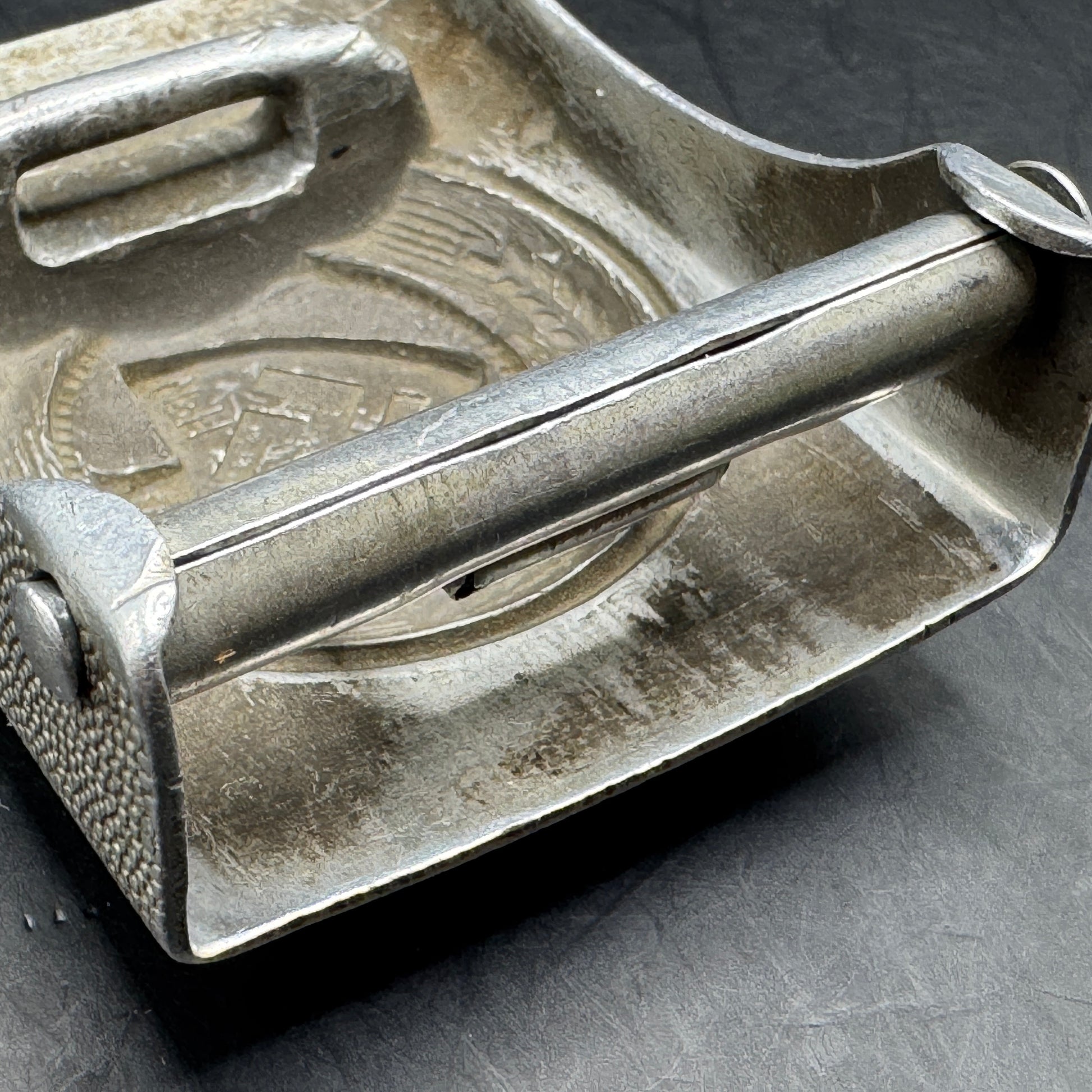 WW2 original artifact – Reichsarbeitsdienst (RAD) buckle (Maker N&H 1938) – interior title page