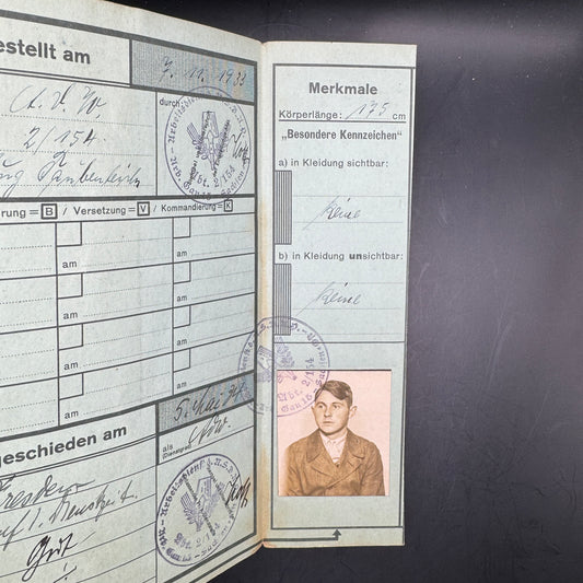 WW2 original artifact – Freiwilliger Arbeitsdienst Pass – interior detail