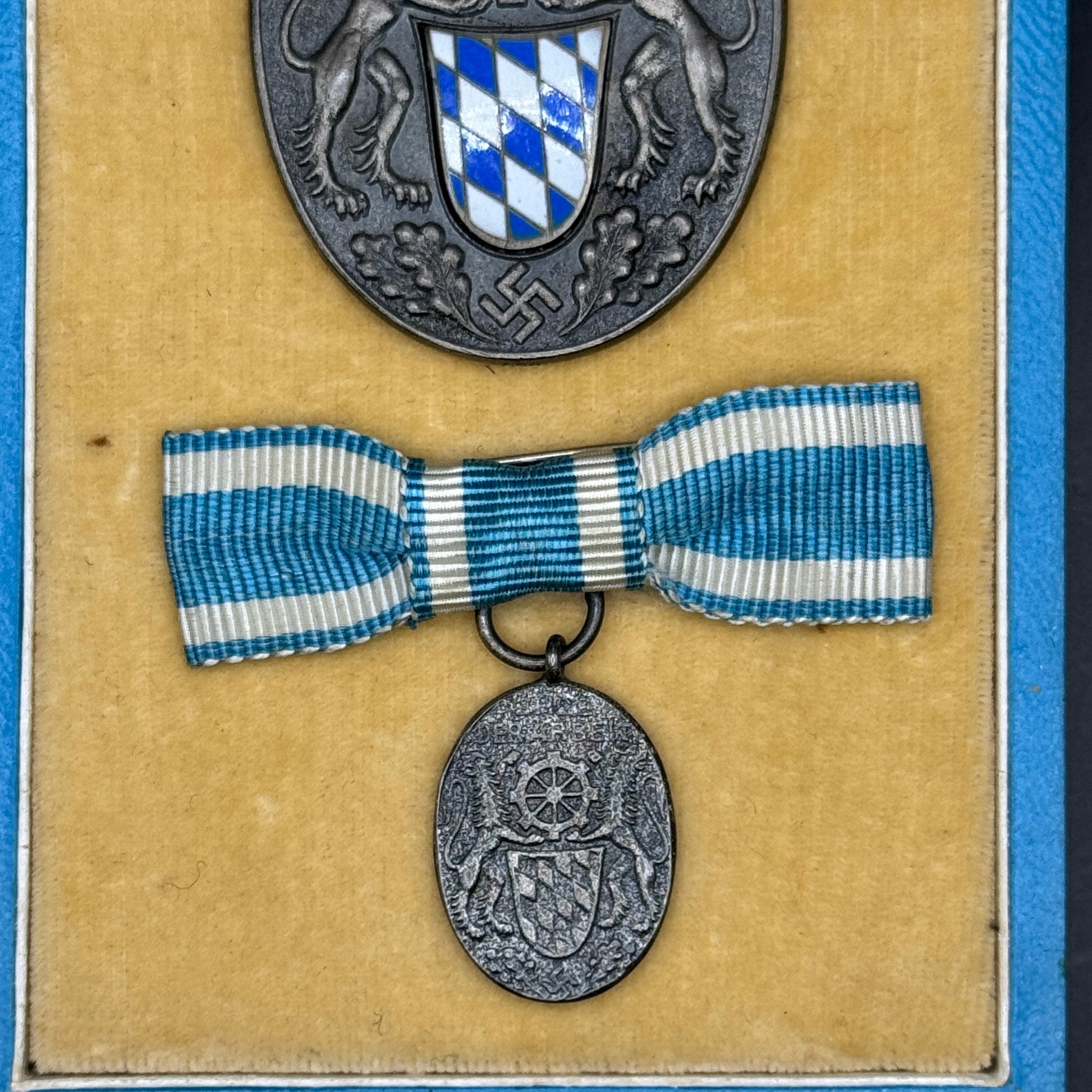 WW2 original artifact – Treudienstabzeichen der Bayerischen Industrie – interior page