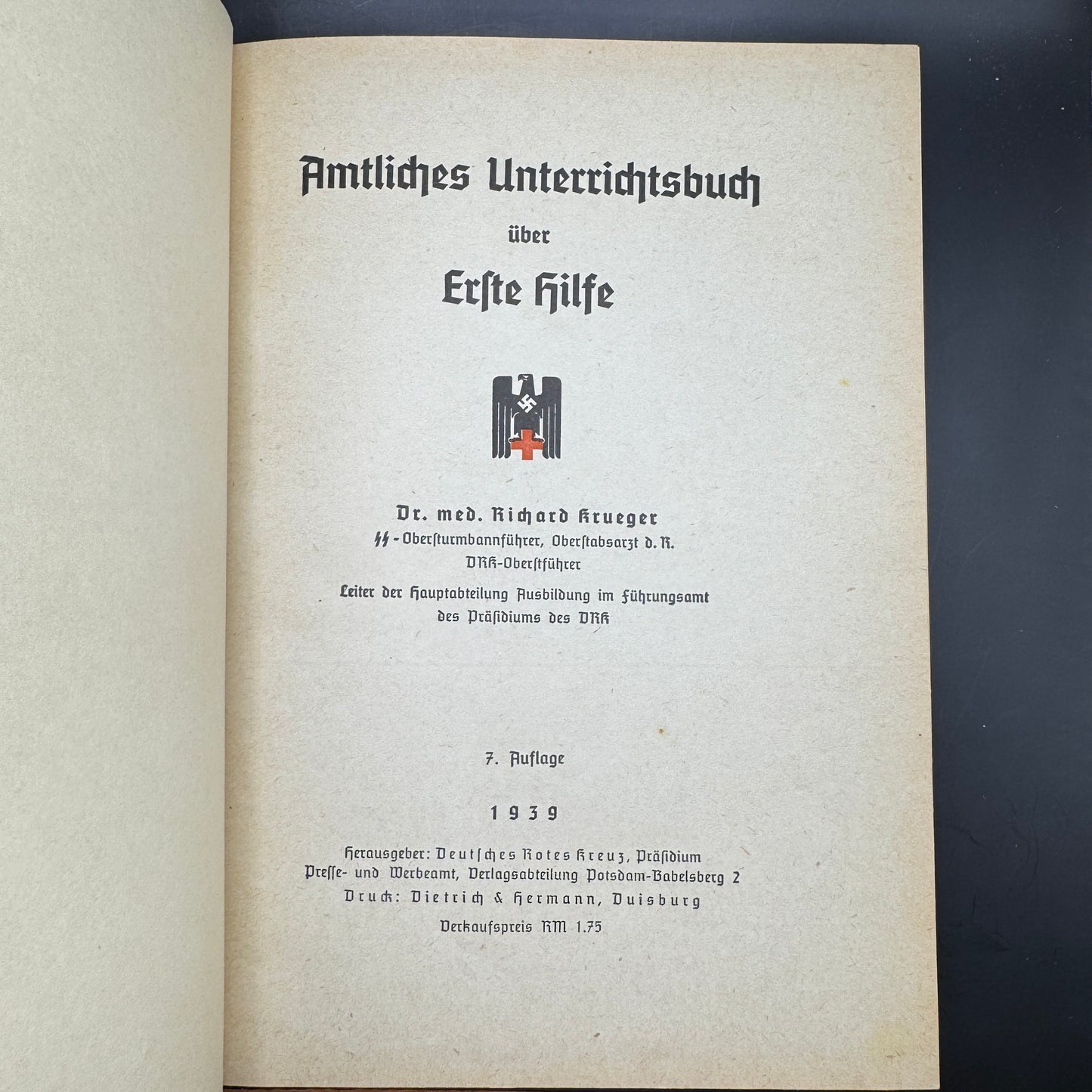 WW2 original artifact – Amtliches Unterricht über Erste Hilfe 1939 – interior title page