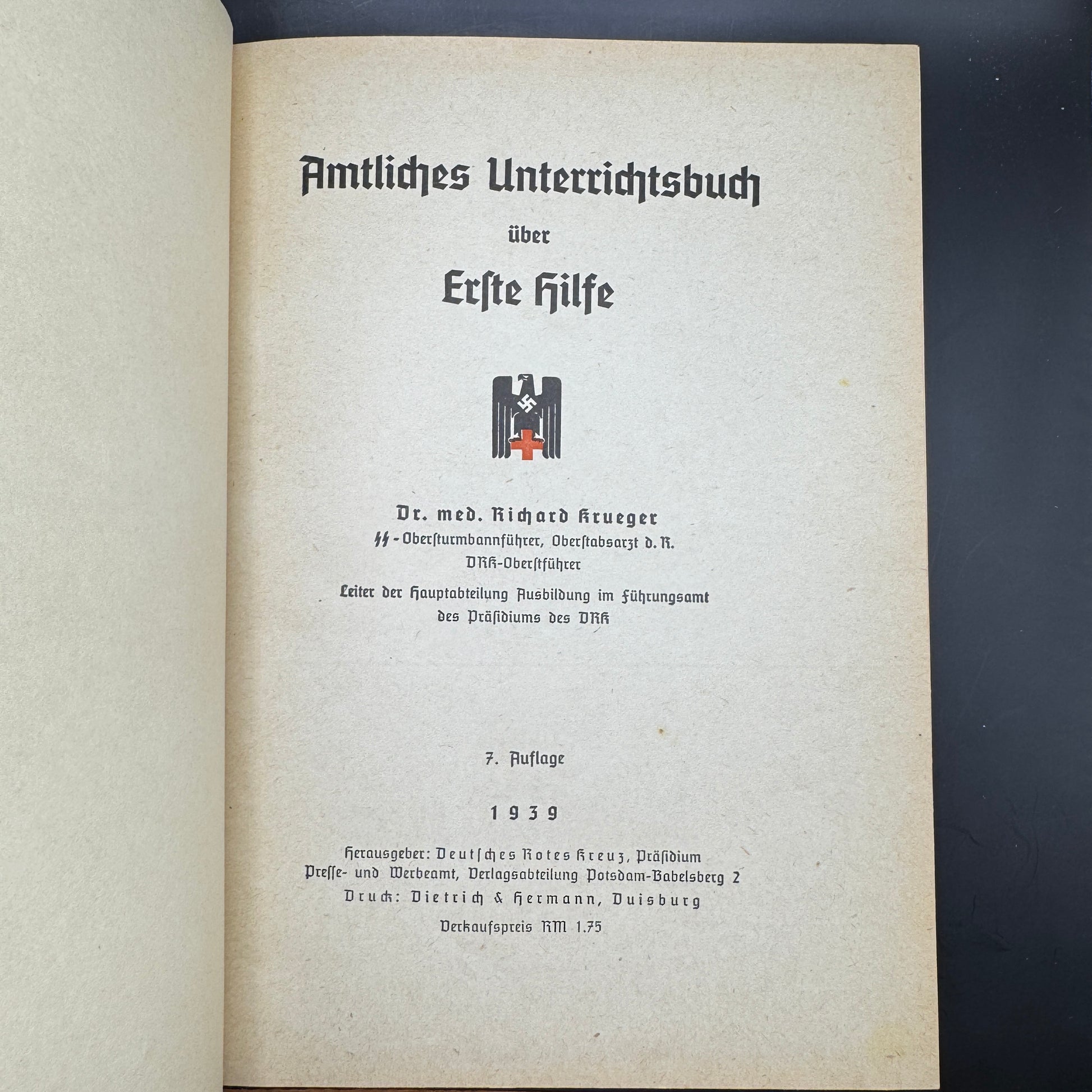 WW2 original artifact – Amtliches Unterricht über Erste Hilfe 1939 – interior title page