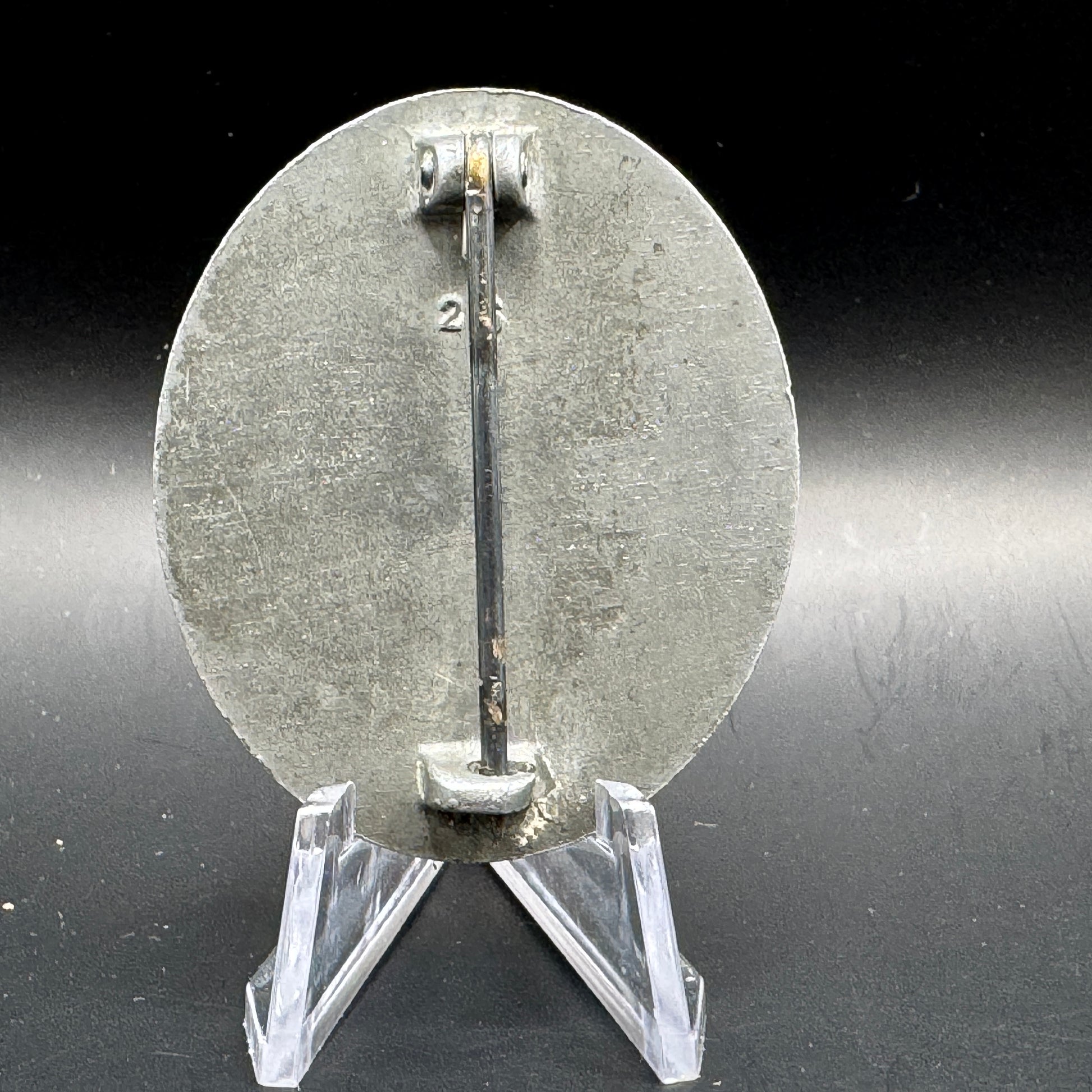 WW2 original artifact – Verwundeten Abzeichen Silber 26 – interior detail