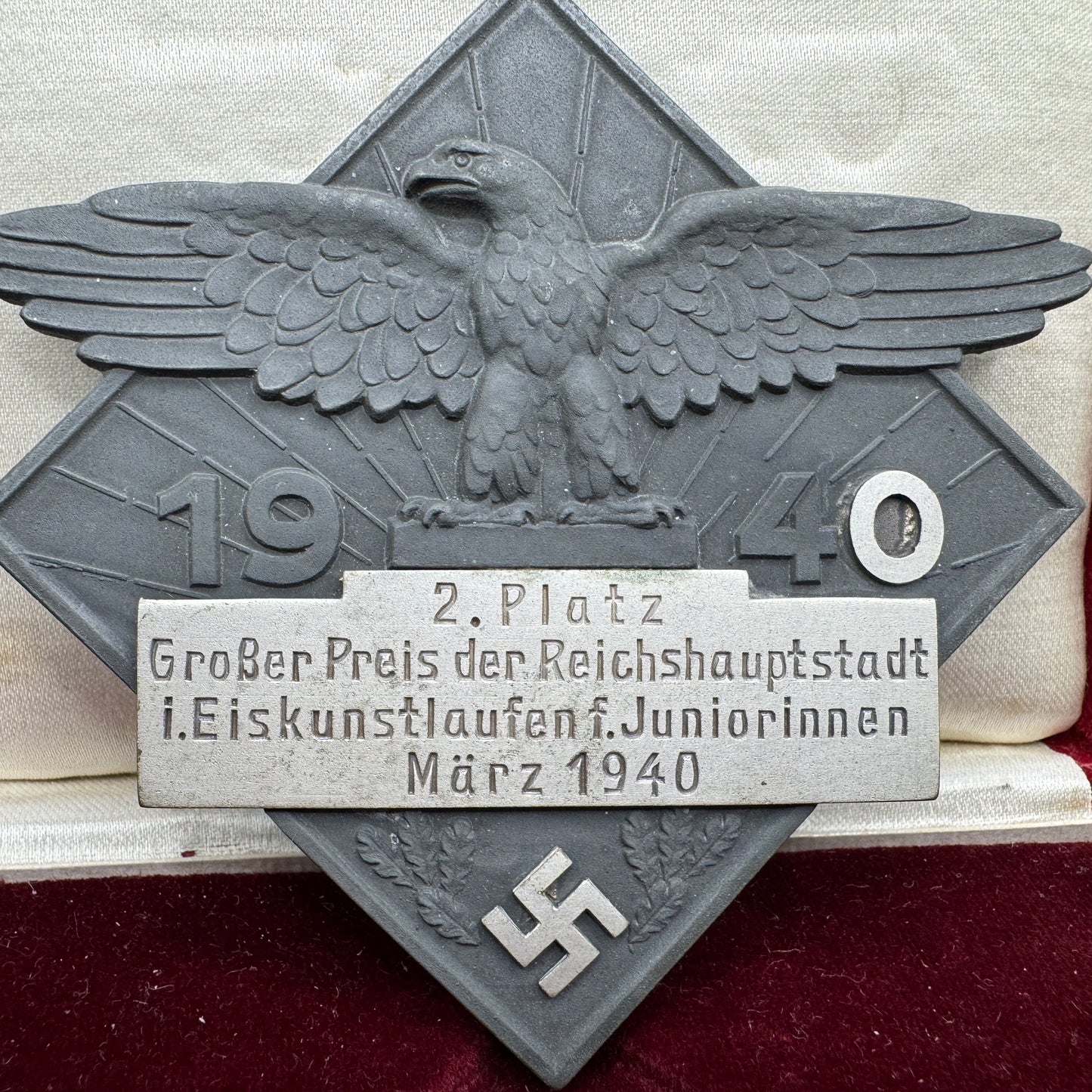 WW2 original artifact – Großer Preis der Reichshauptstadt im Eiskunstlaufen für Juniorinnen, March 1940 – interior detail