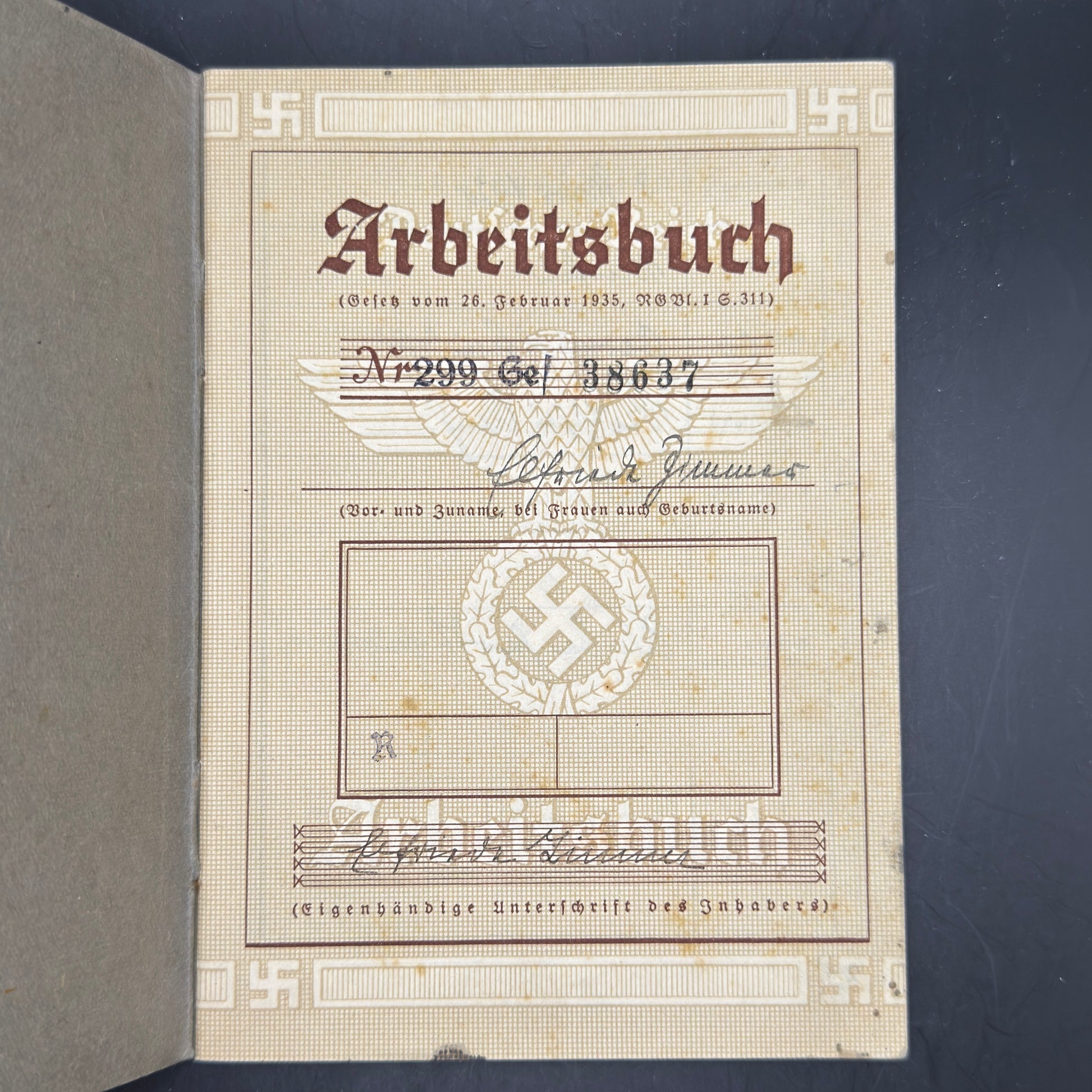 WW2 original artifact – Arbeitsbuch + Ausweiskarte Kindergärtnerin NSDAP – interior title page