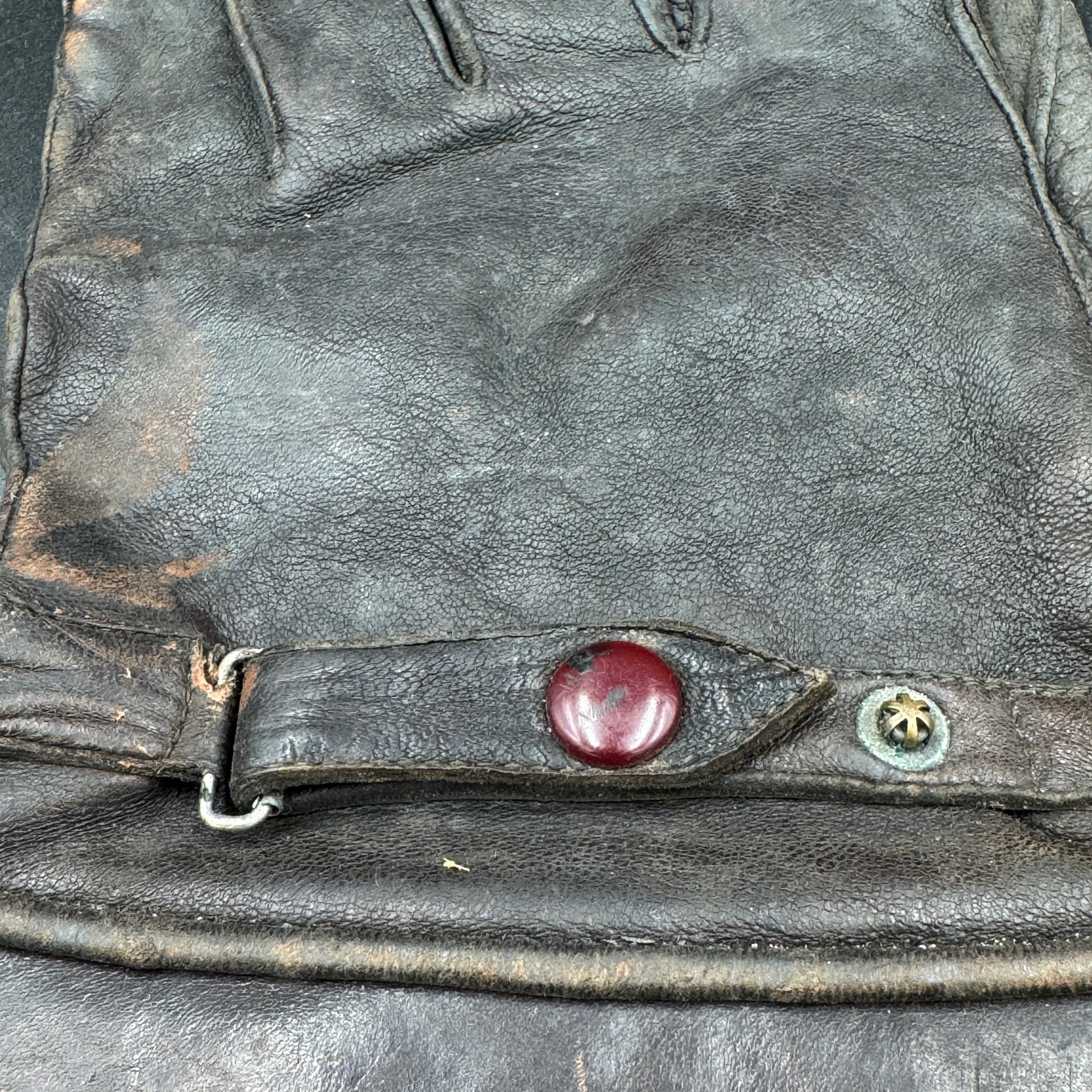 WW2 original artifact – Exclusive: RAF pilot goggles and glove / Captured Near Overloon – interior page