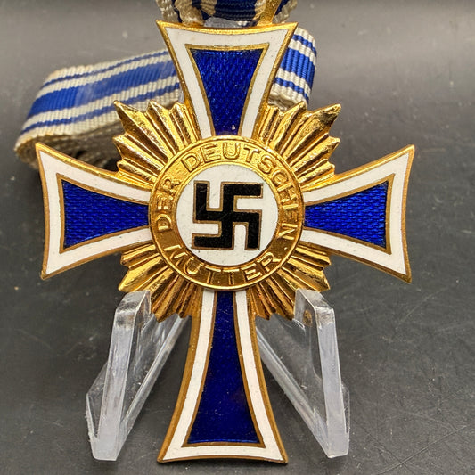 WW2 original artifact – Mutter Kreuz Gold in box (Zimmermann Pforzheim) – interior detail